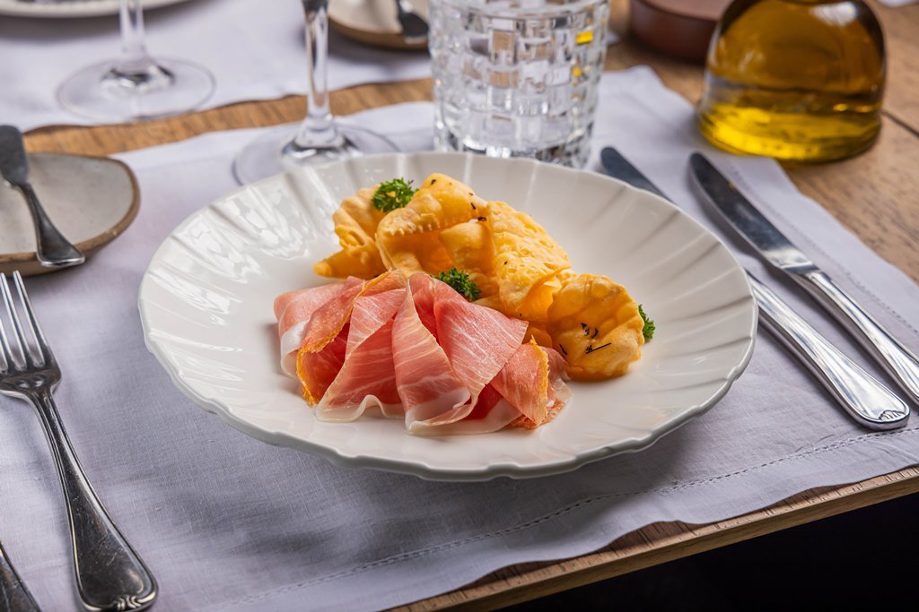Ristorantino---Prosciutto-di-Parma-con-torta-fritta-e-burro-aromatizzato-alle-erbe-5-Mario-Rodrigues